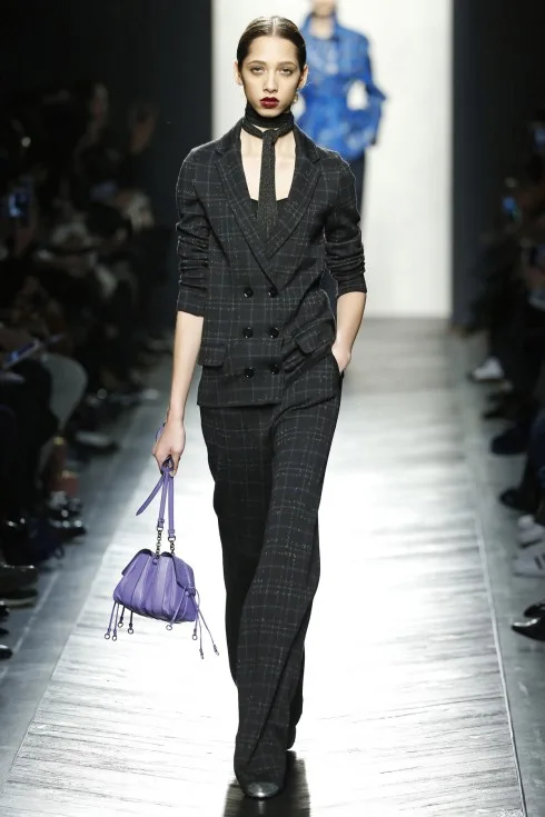 Những chiếc khăn siêu mảnh cũng là điểm nhấn cho BST của Bottega Veneta