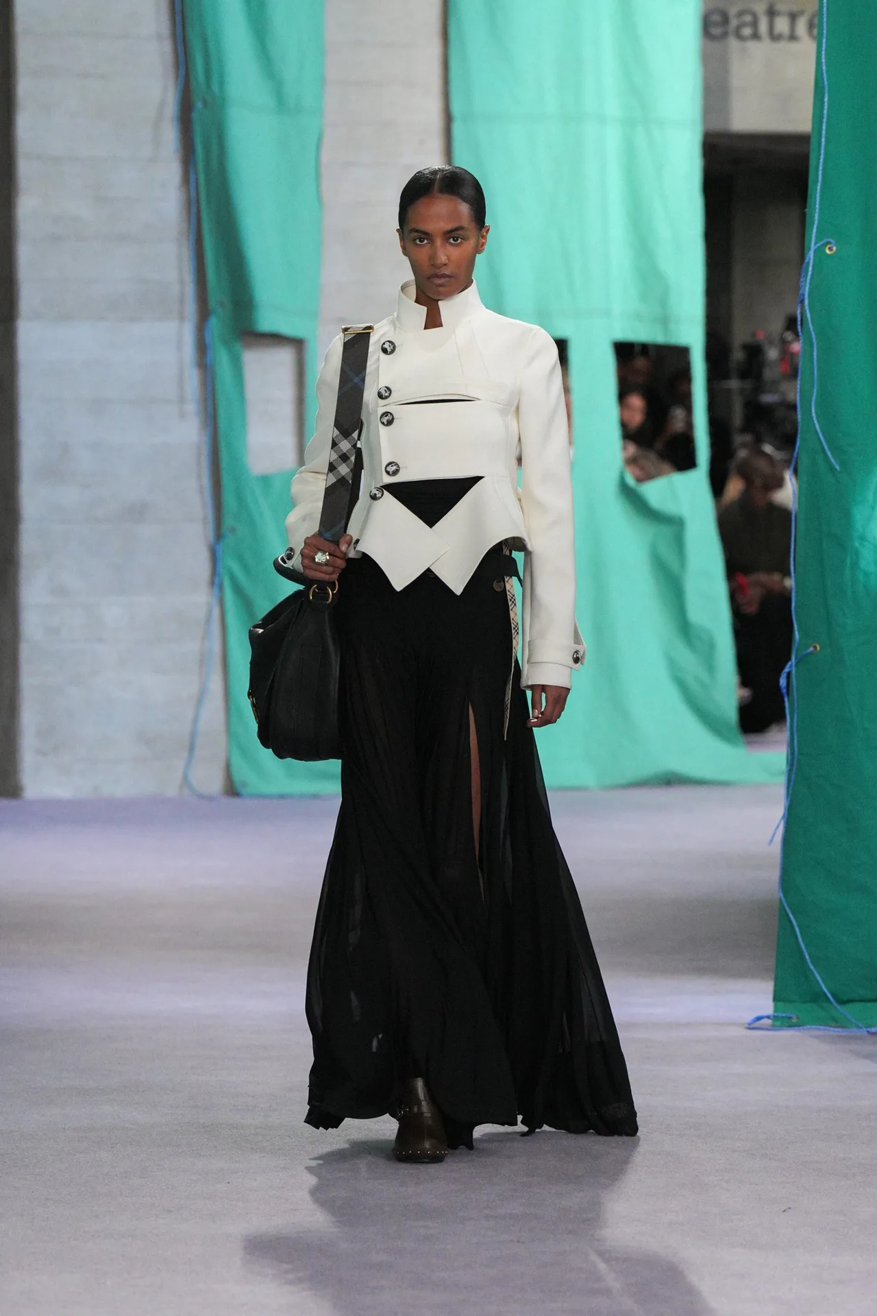 váy đen maxi Burberry