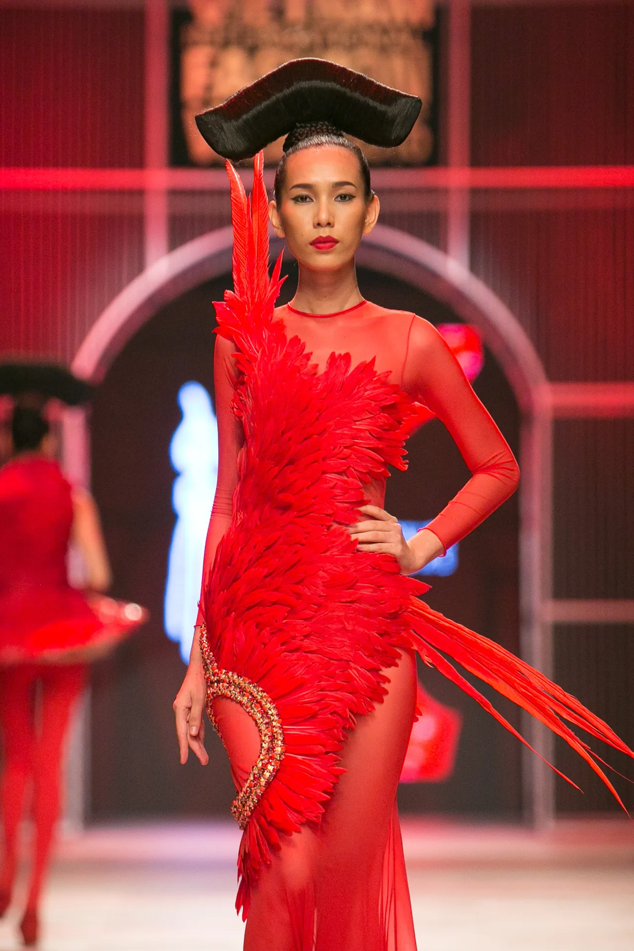 Nguyễn Oanh trình diễn thiết kế 20kg của NTK Frederick Lee - ELLE VN