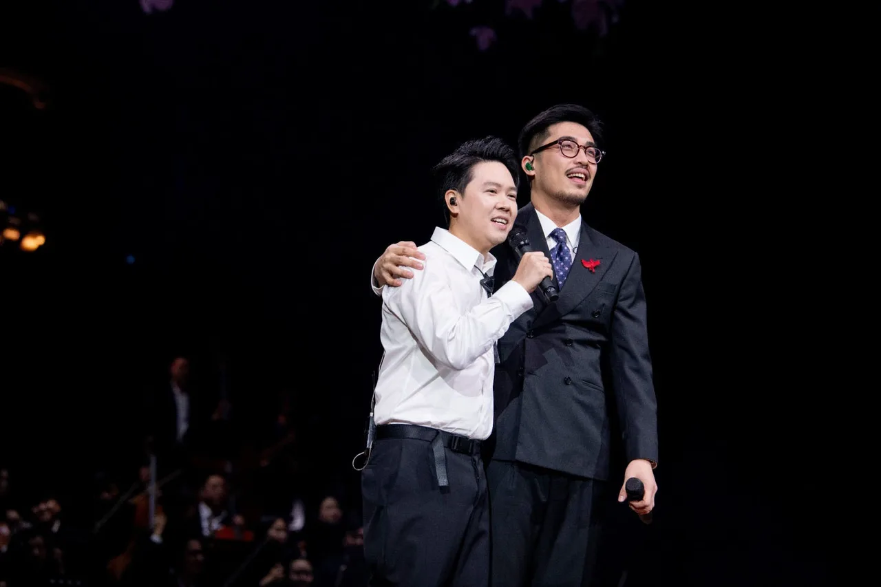 lê hiếu và vũ trên sân khấu storii concert 02