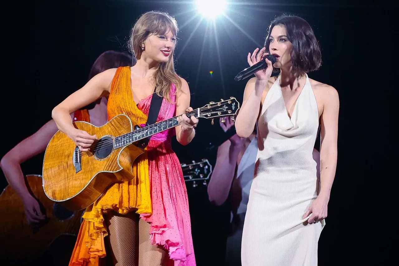 Giọng ca That’s So True - Gracie Abram đứng chung sân khấu với Taylor Swift.