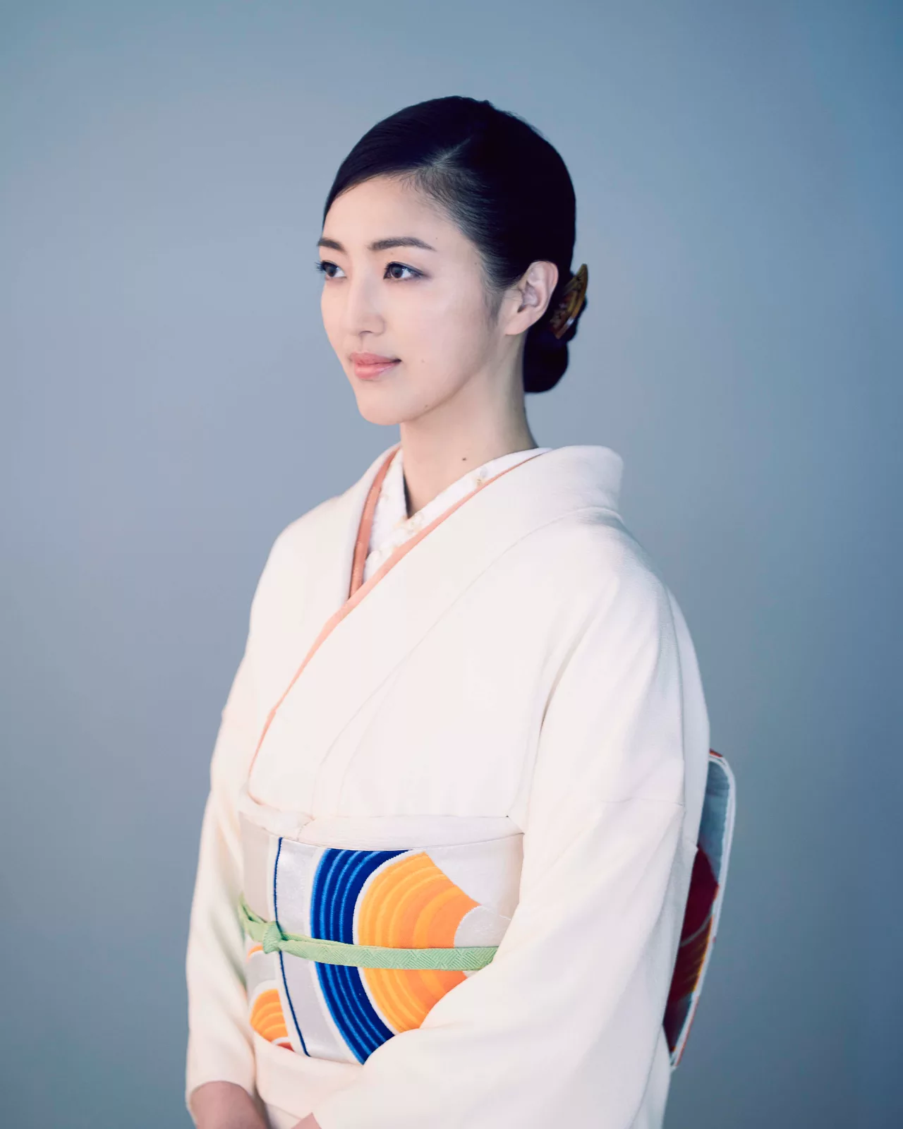 Clé de Peau Beauté cle de peau cô gái mặc kimono trắng