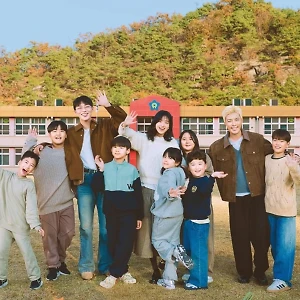 Review show “Curtain Up, Class!”: “Thị hậu” Kim Tae Ri rủ bạn bè Kbiz tập làm thầy cô giáo