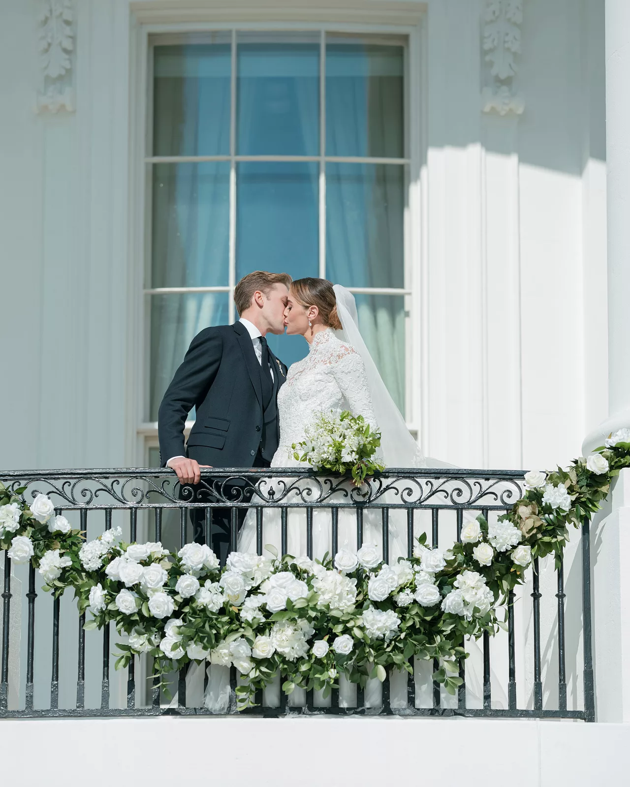 Naomi Biden và chồng trong đám cưới