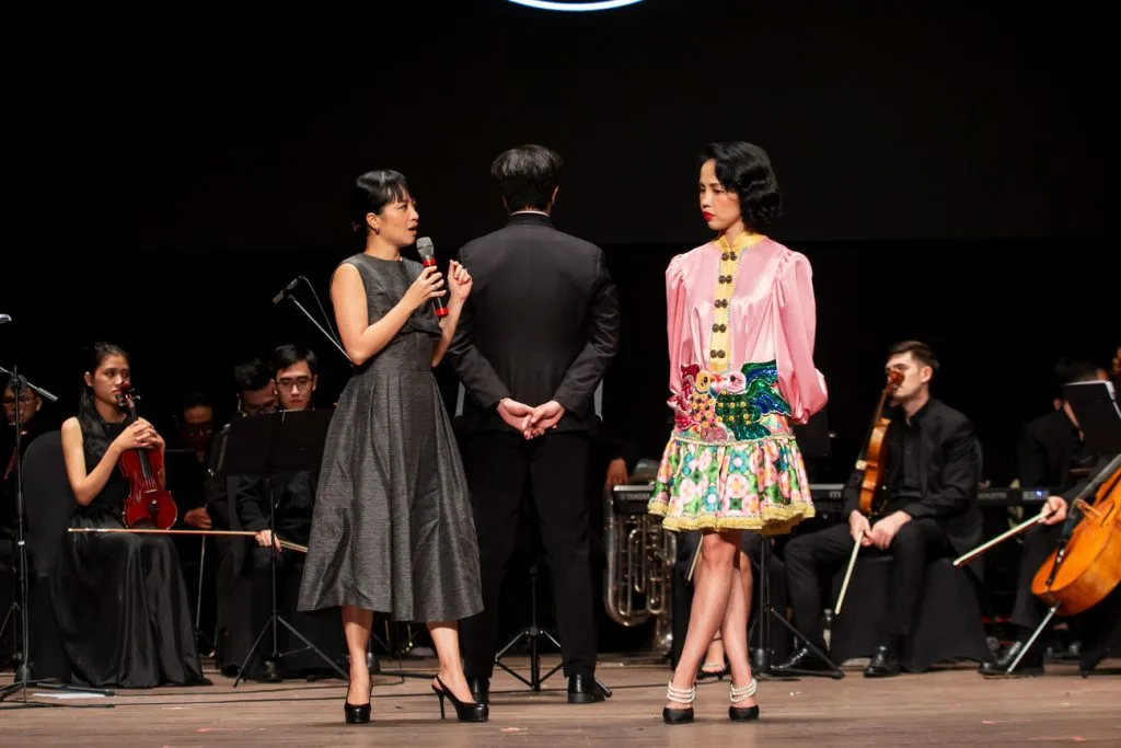 Bà Liên Chi và bà Nicky Khánh Ngọc phát biểu đôi lời tại sự kiện ELLE Beauty Awards 2023. Lễ trao giải elle beauty awards 2023