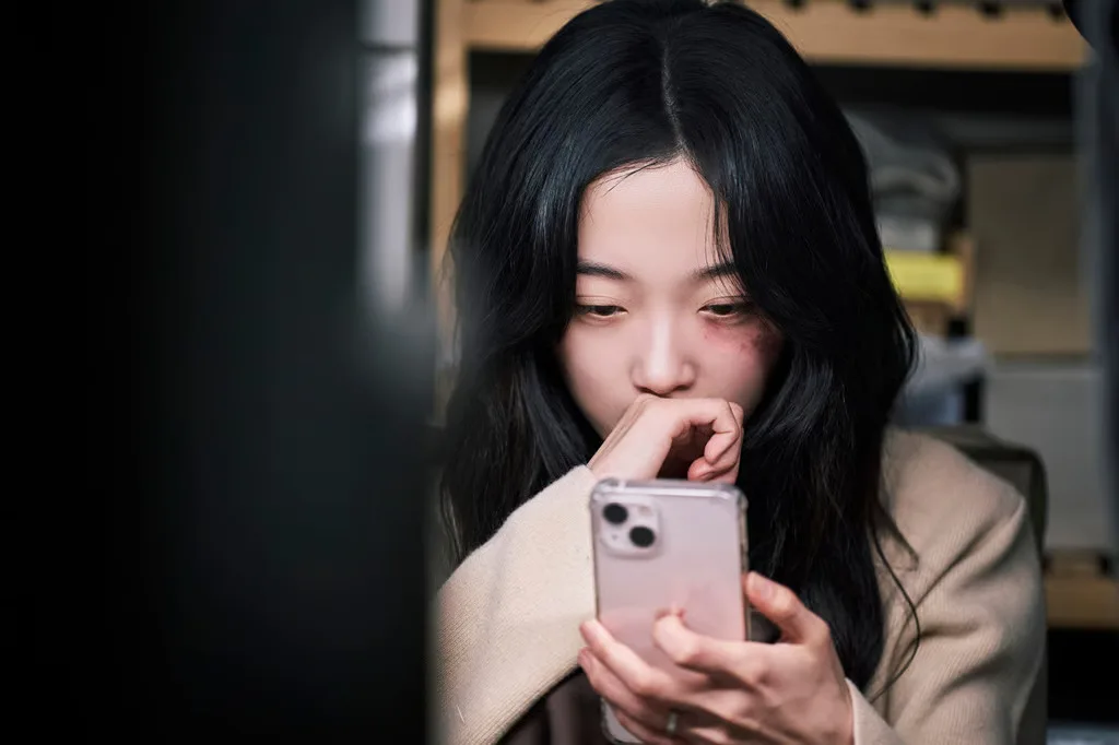 Lee Yoo Mi truyền tải trọn vẹn cảm giác bị áp bức, cô lập và tuyệt vọng trong phim hàn as you stood by