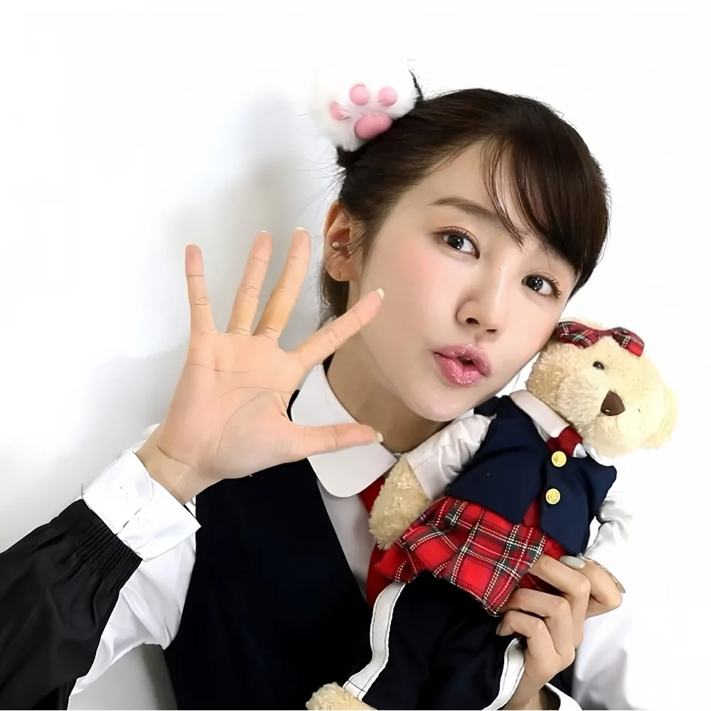 Yoon Eun Hye tái hiện ngoại hình nữ sinh Shin Chae Kyung với kiểu tóc búi một bên tinh nghịch.