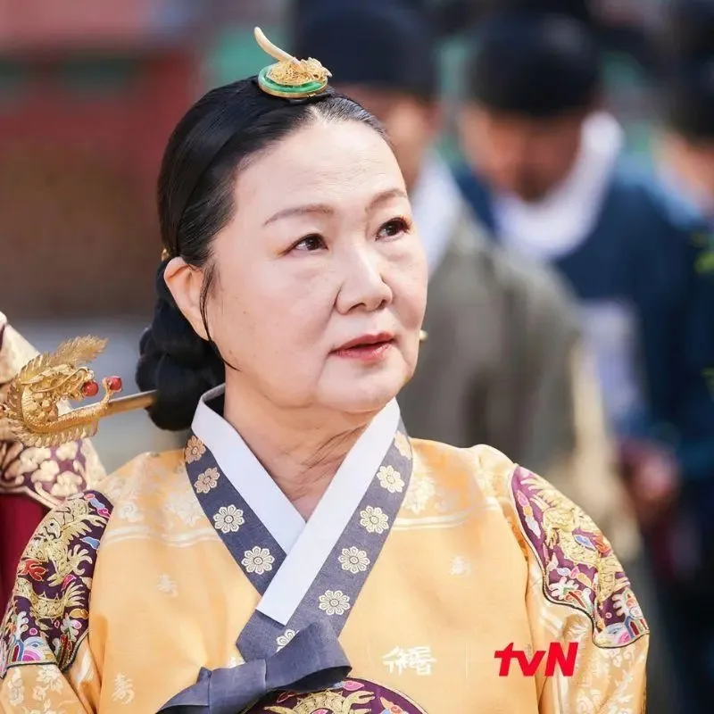 Tạo hình của vai diễn Đại phi nương nương Dưới bóng trung điện Tạo hình của vai diễn Đại phi nương nương Dưới bóng trung điện