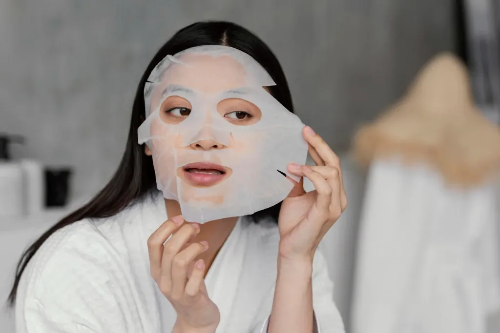 Đắp mặt nạ giấy