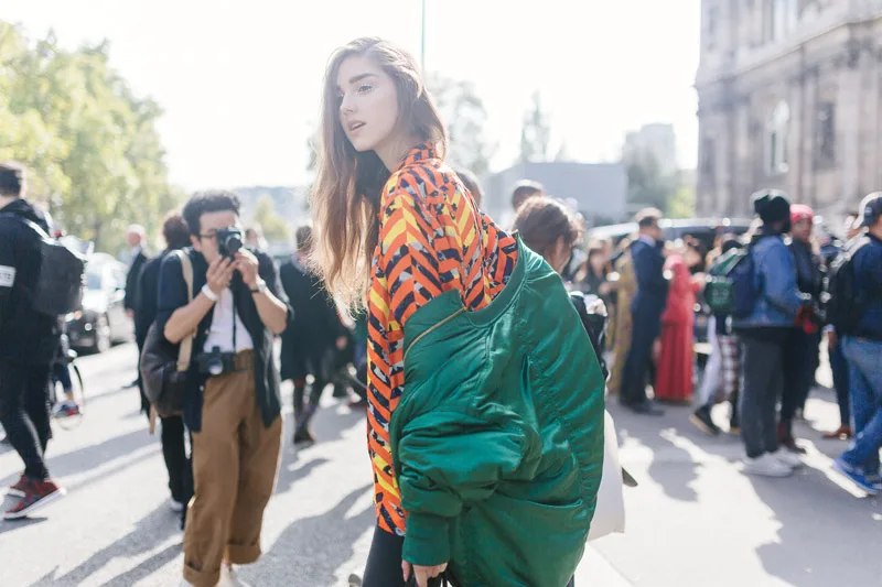 Street style Paris Xuân - Hè 2018: Sắc màu nồng ấm lên ngôi Street style Paris Xuân - Hè 2018: Sắc màu nồng ấm lên ngôi