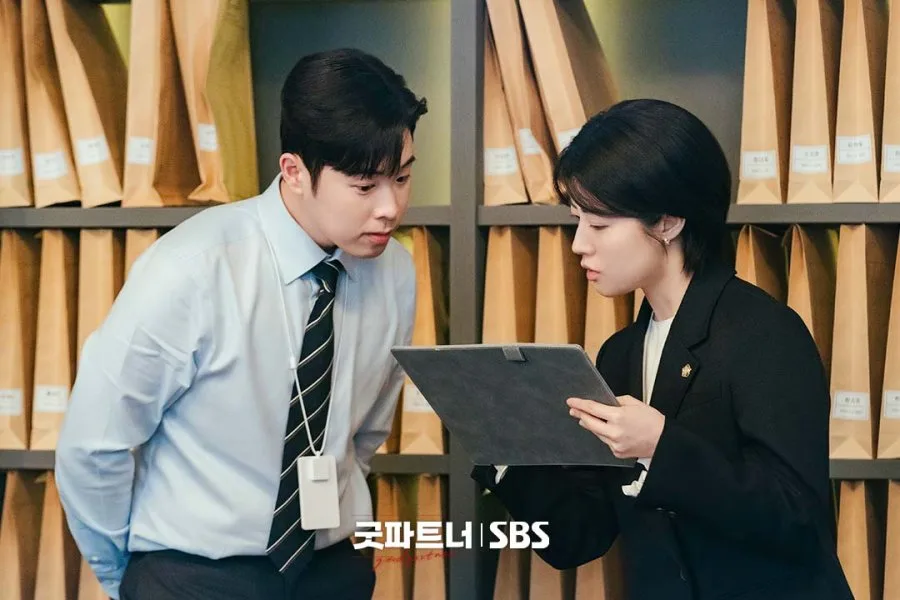 Nam Ji-hyun diện vest đen