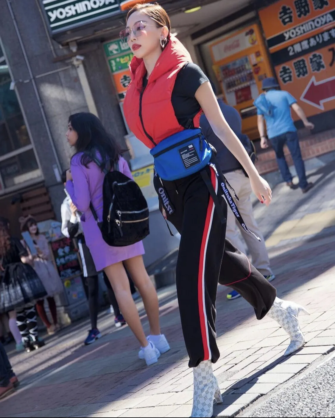 Tóc Tiên đồ thể thao track pants