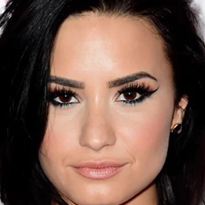 Bí quyết trị nám da của Demi Lovato