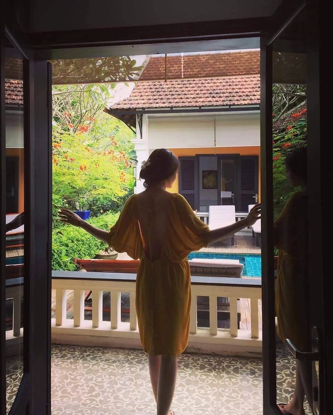Cô gái tận hưởng kỳ nghỉ tại Le Maison De Campagne