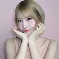 Gương mặt rạng rỡ với lớp nền căng bóng, makeup nhẹ và làn da mịn màng