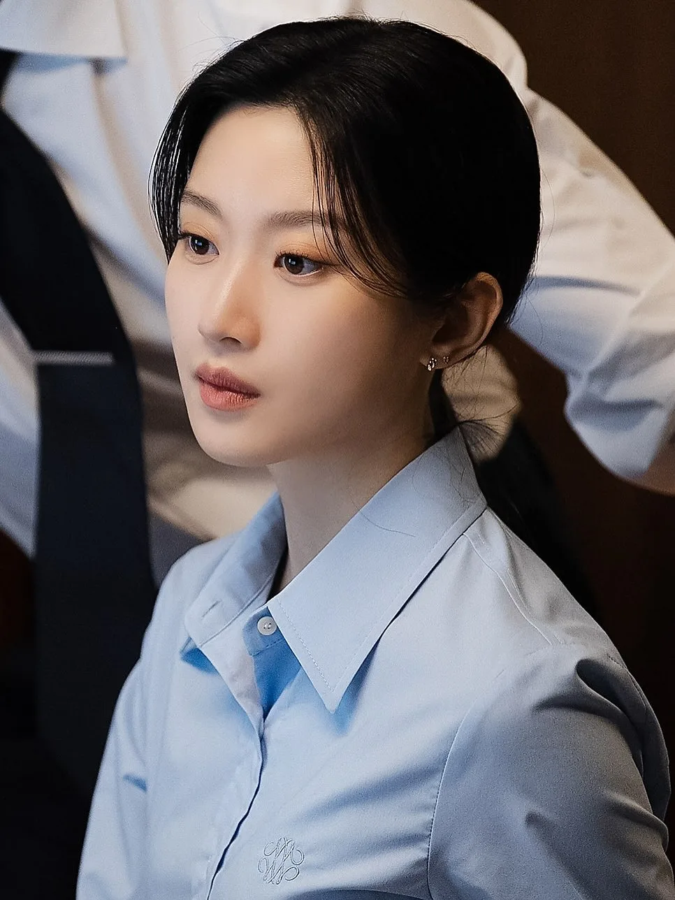 Moon Ga Young thanh lịch và khí chất trong kiểu tóc búi thấp.