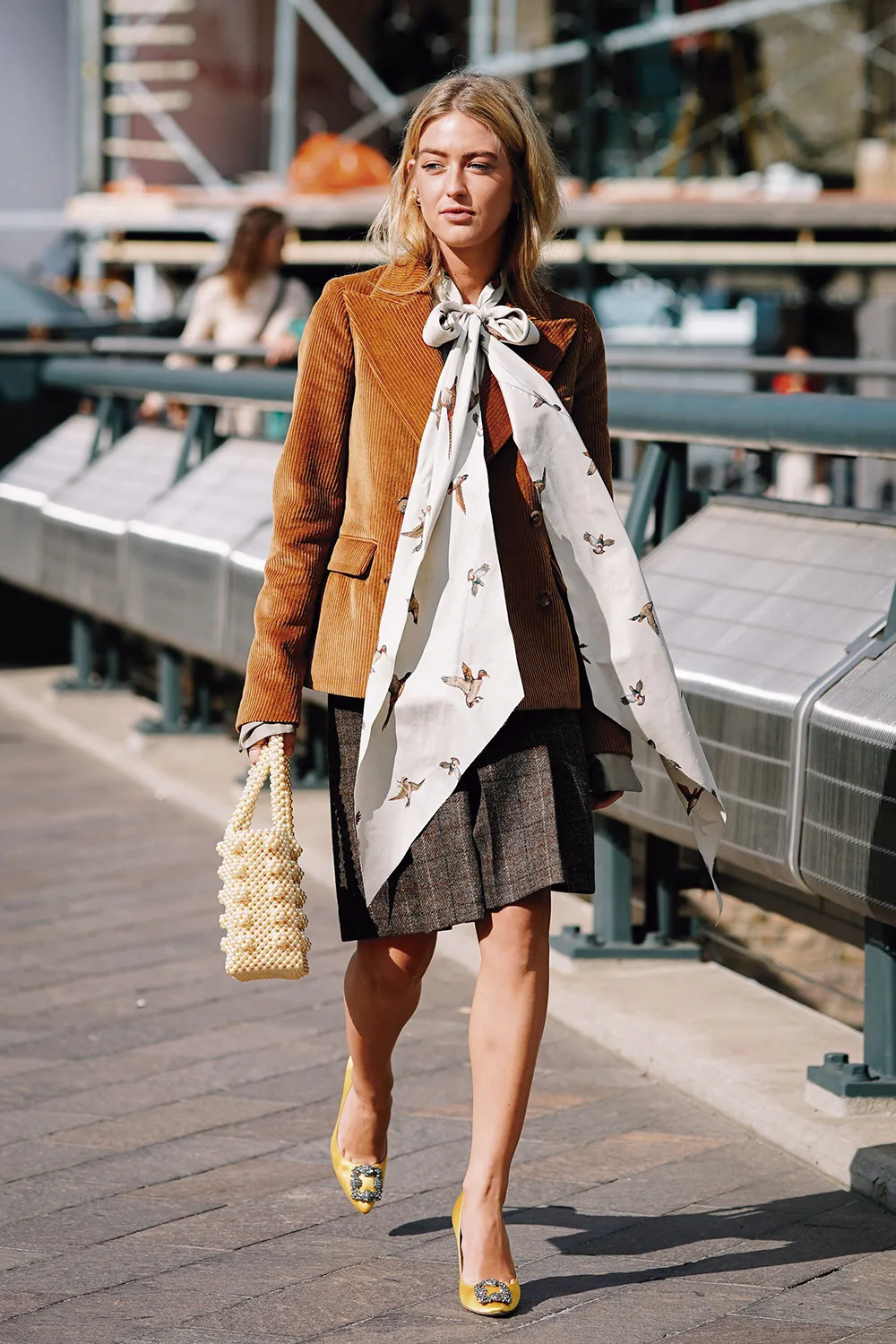 thời trang cung hoàng đạo xữ nữ blazer nâu nơ lớn túi xách hạt cườm