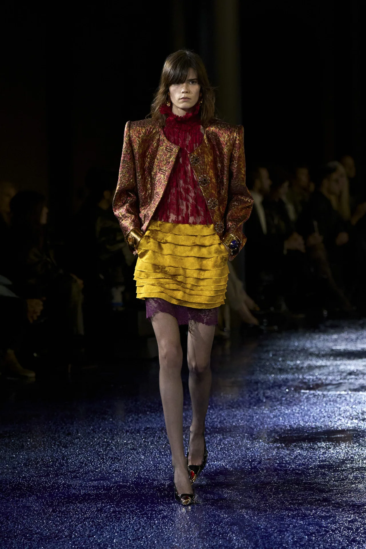 váy vàng Saint Laurent