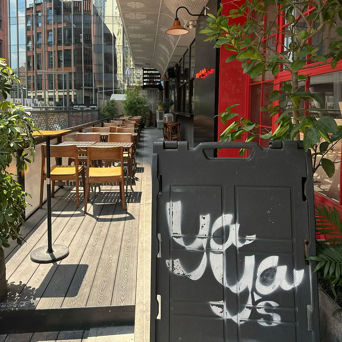 khu vực ngoài trời yayas pasta bar