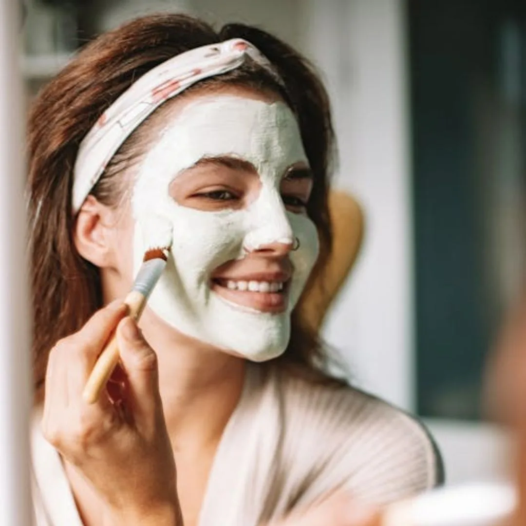 cô gái sử dụng mặt nạ đất sét để giảm mụn cám