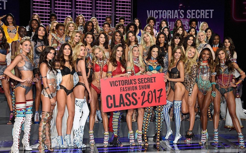 http://www.elle.vn/wp-content/uploads/2017/12/02/elle-viet-nam-Dàn-thiên-thần-Victorias-Secret-đua-nhau-khoe-thân-hình-gợi-cảm-hậu-show-diễn-tại-Thượng-Hải-01.jpg