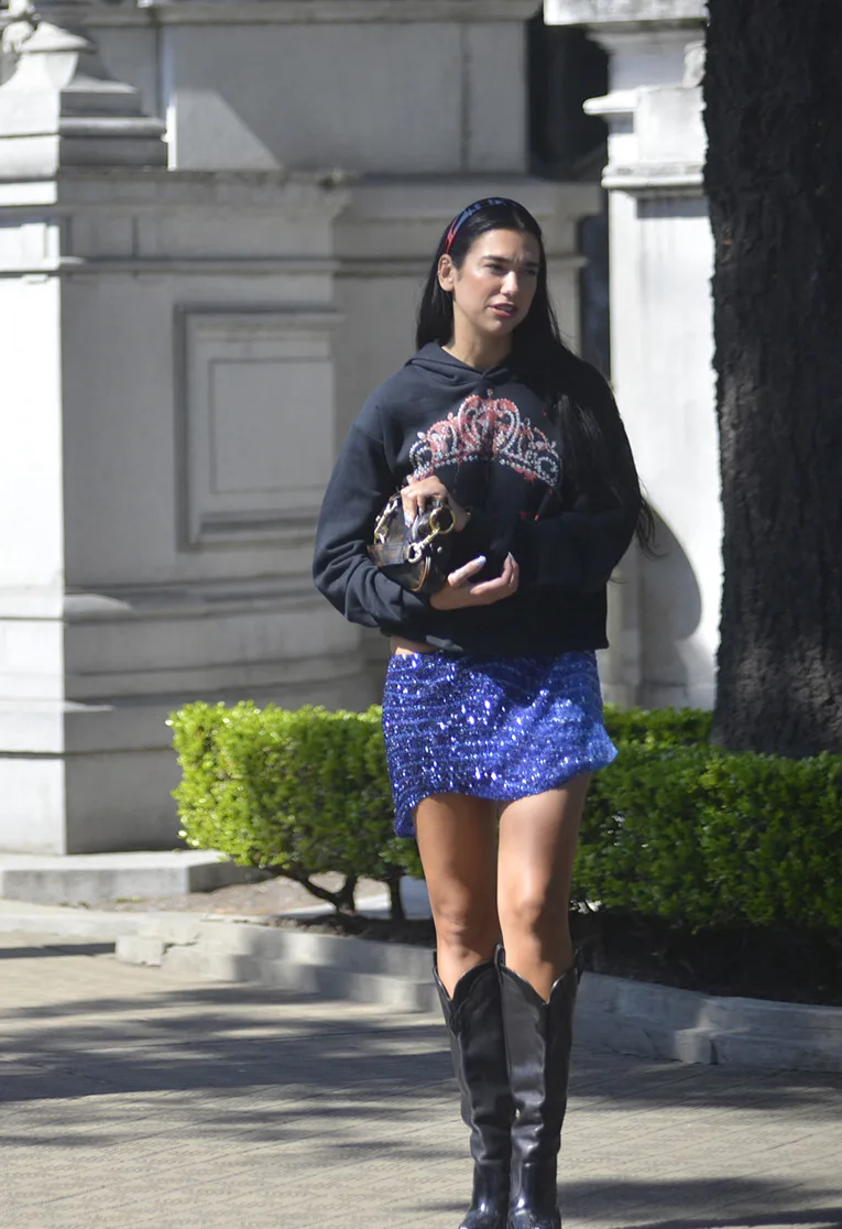 dua lipa mặc váy mini lấp lánh xanh lam