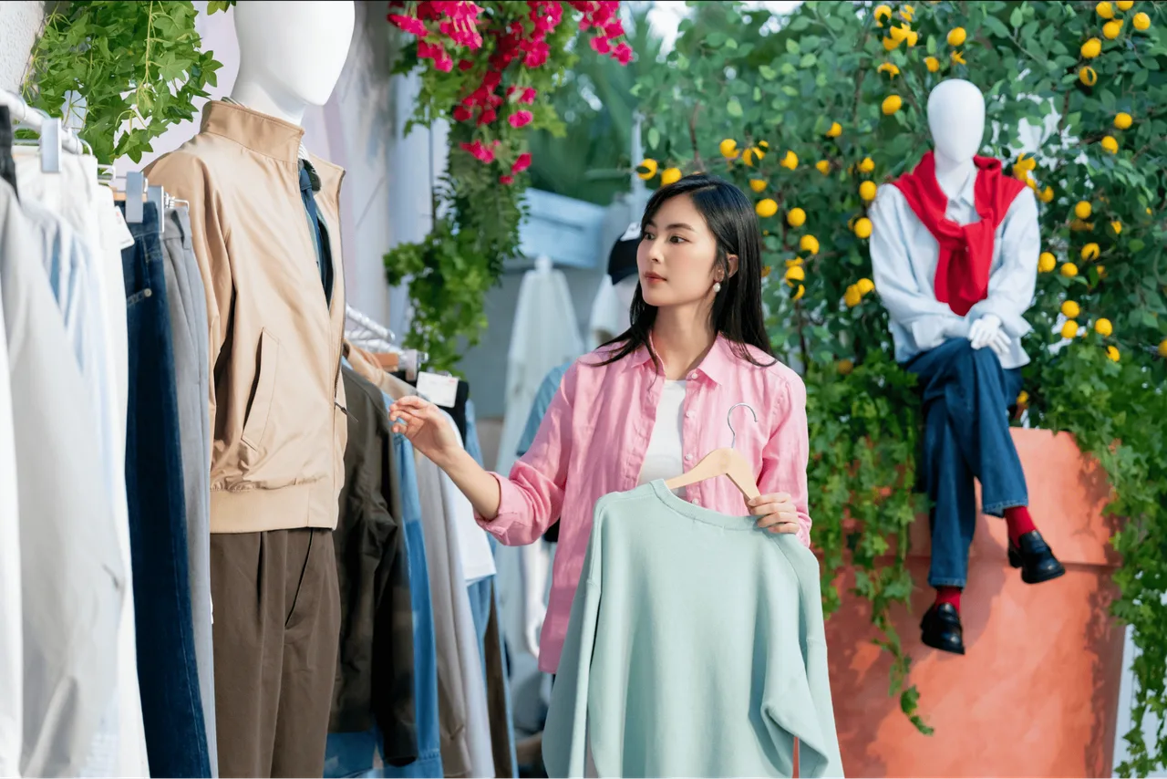 Helly Tống trong bộ trang phục từ BST UNIQLO LifeWear Xuân/Hè 2026.