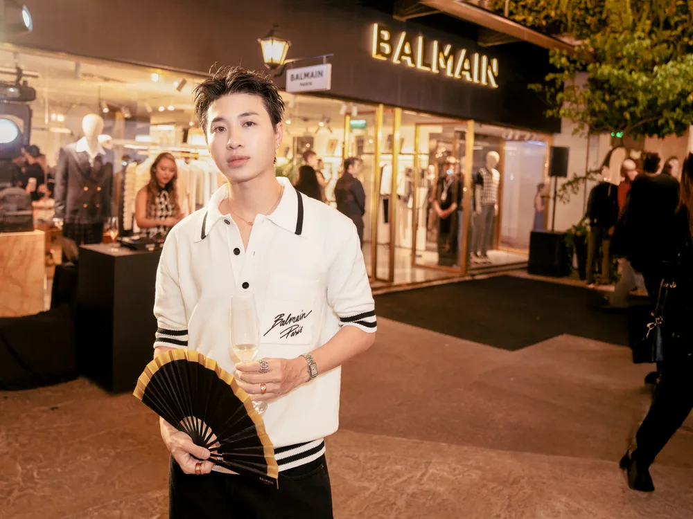 Stylist Phạm Bảo Luận trong áo thun thiết kế trẻ trung