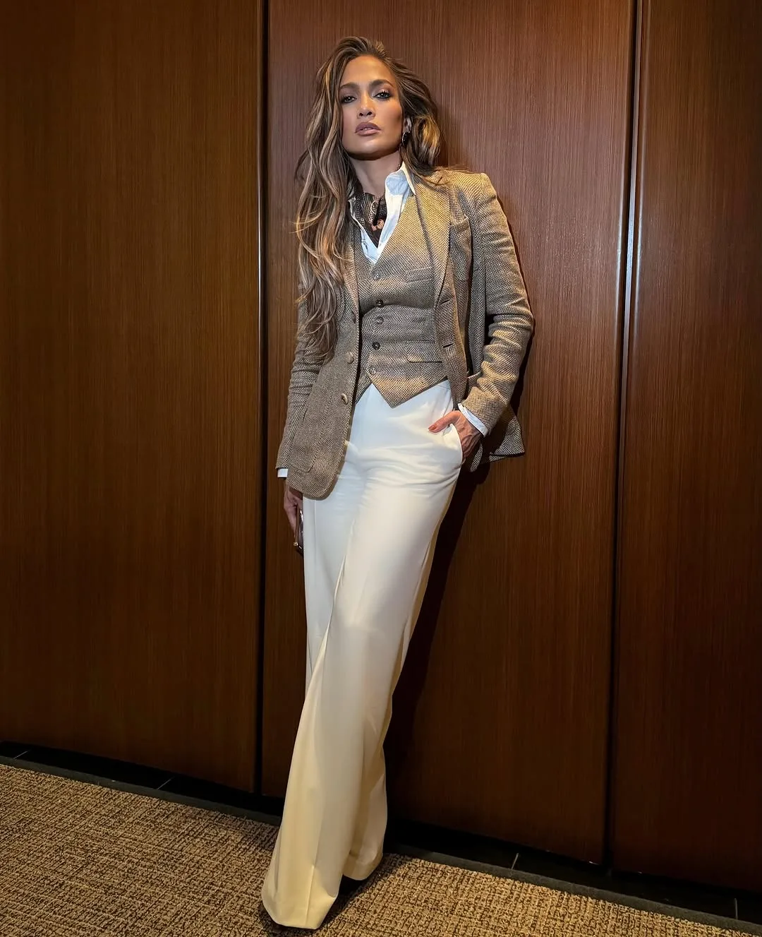 jlo diện vest phối váy maxi