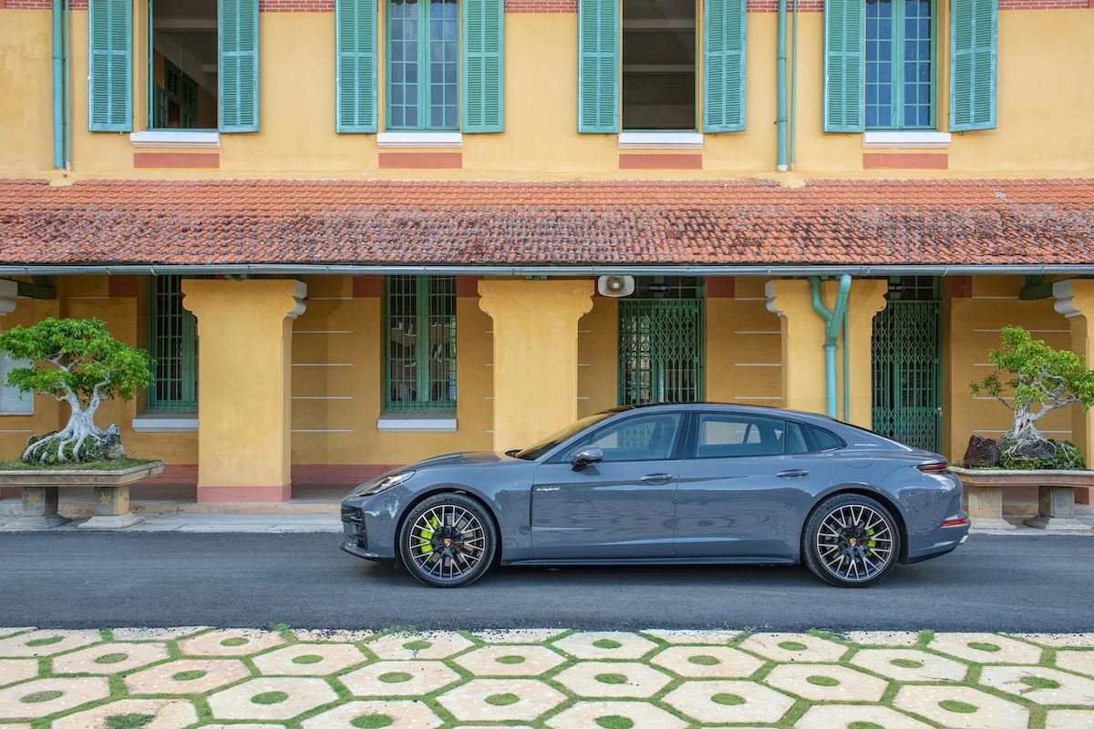 Porsche Panamera E-Hybrid thanh thoát trên những cung đường mộng mơ của phố núi.
