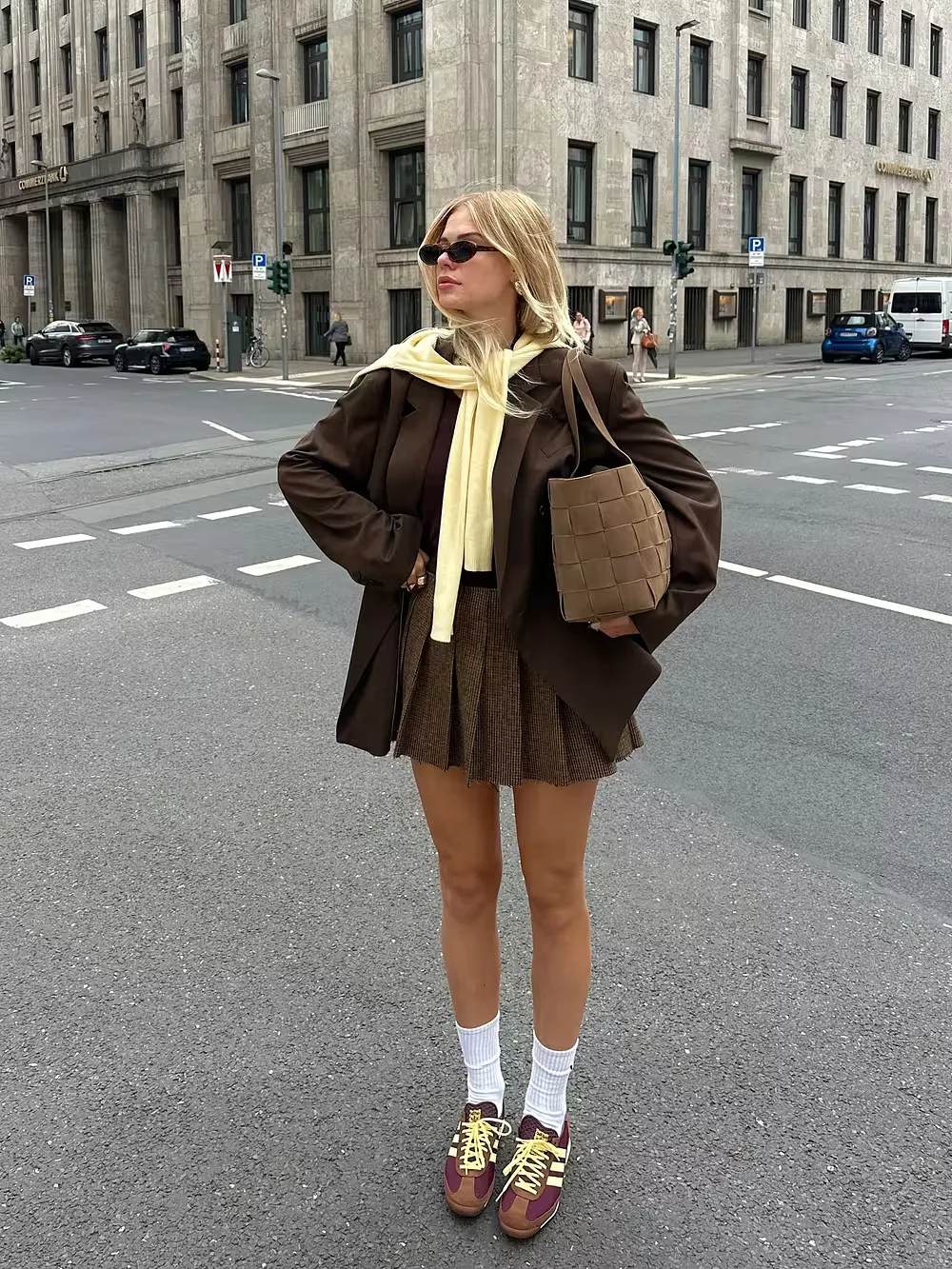 Sự kết hợp hoàn hảo giữa váy xếp ly và áo blazer oversized cho phong thái công sở thời thượng.