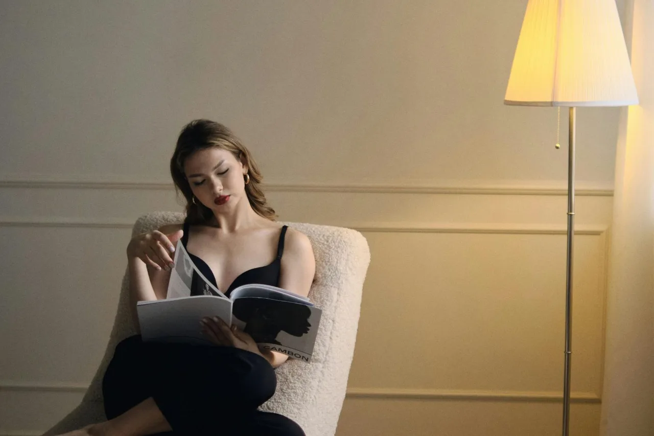 Cô gái trong lúc rảnh rỗi đọc một cuốn sách yêu thích.