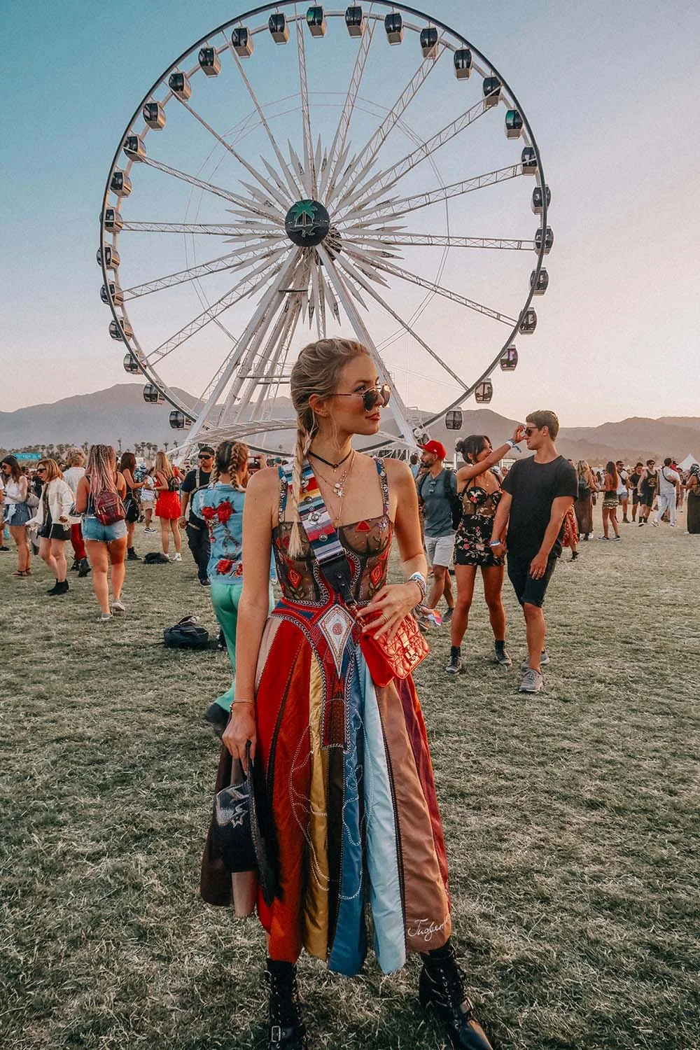 phong cách hippie với váy nhiều lớp đầy màu sắc
