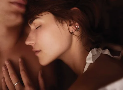 Hương thơm cho tình nhân Mid adult couple sleeping