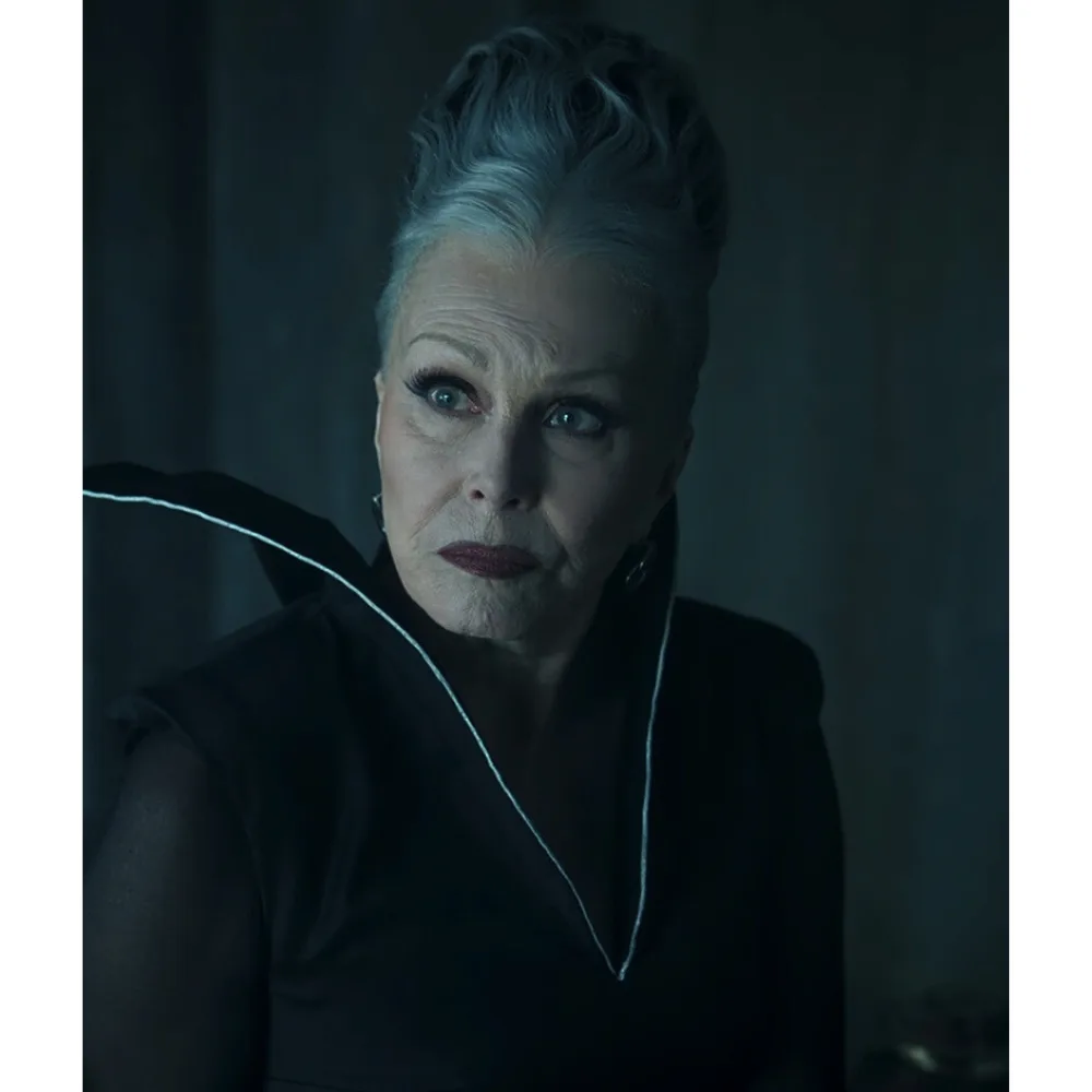 Joanna Lumley với vai Hester Frump trong Wednesday cùng lối trang điểm Gothic