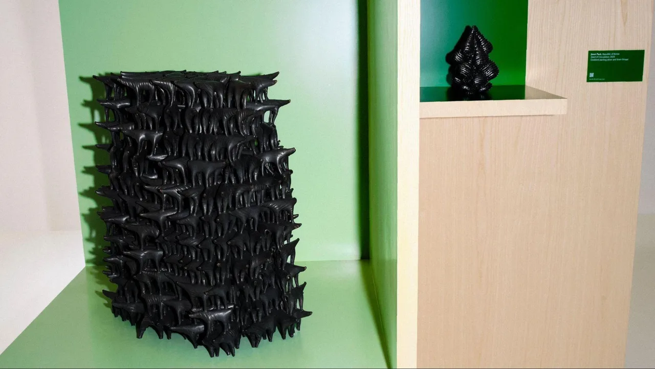 tác phẩm tranh giải được trưng bày tại triển lãm của LOEWE FOUNDATION Craft Prize 2026 tại National Gallery Singapore