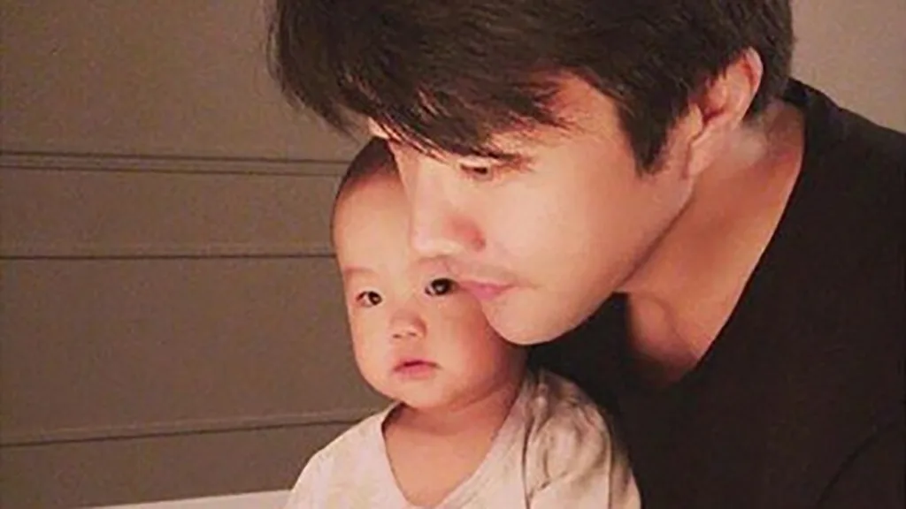 Kwon Sang Woo bên thiên thần nhỏ của mình. Bức ảnh do chính vợ của anh chụp lại để lưu giữ những khoảnh khắc đẹp đẽ