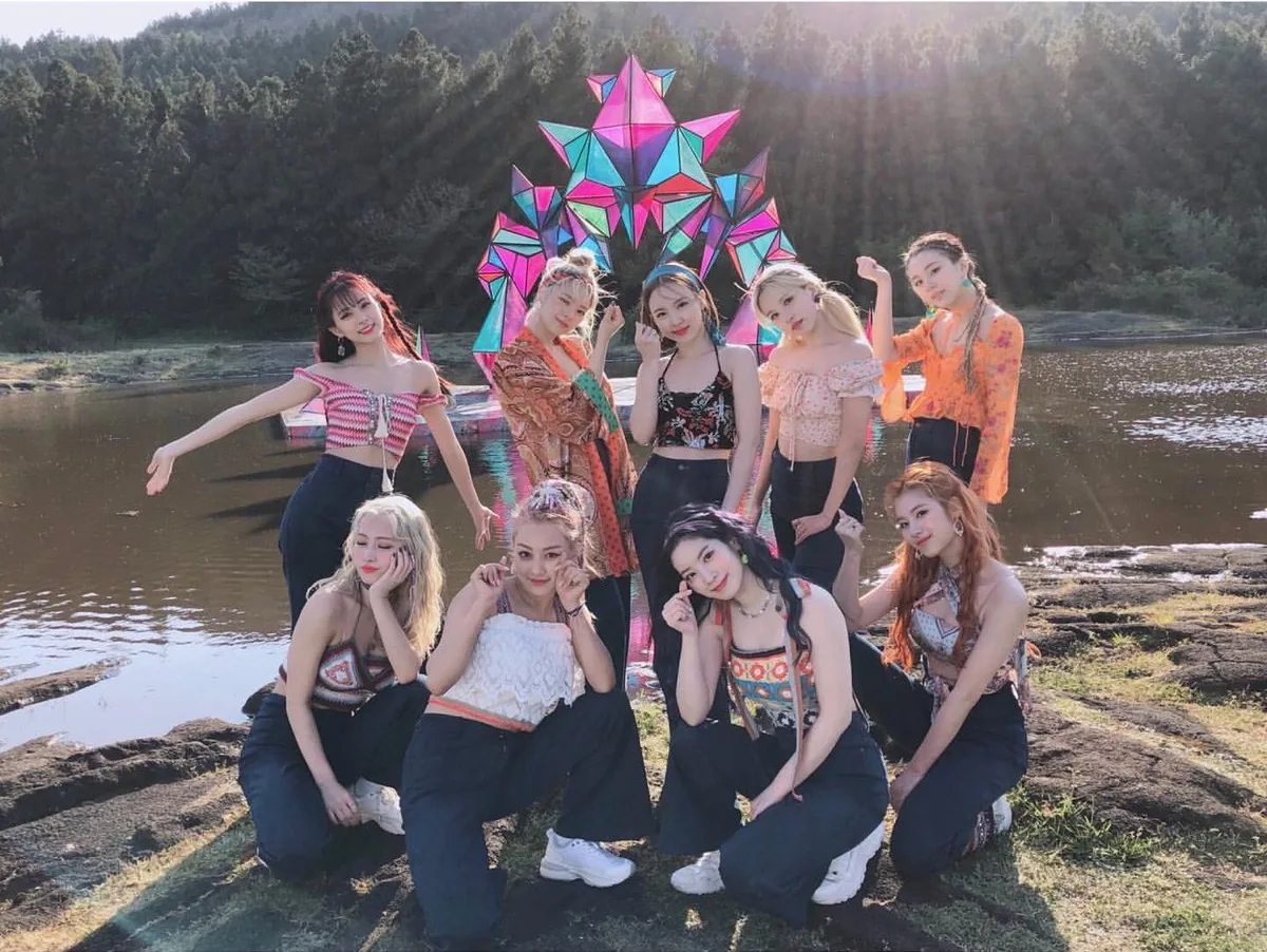 Twice mặc quần jeans ống loe trong mv more & more
