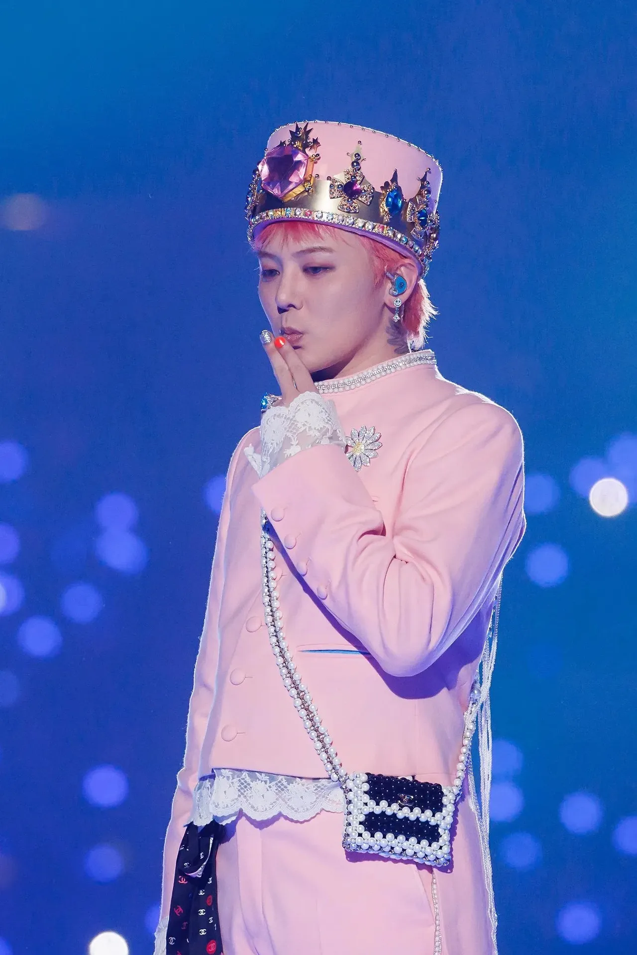 Túi xách Chanel kết từ ngọc trai G-Dragon