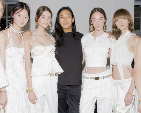 Alexander Wang và những người mẫu trong backstage.