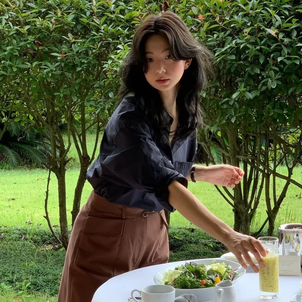 cô gái Hàn Quốc đang chuẩn bị bàn thức ăn