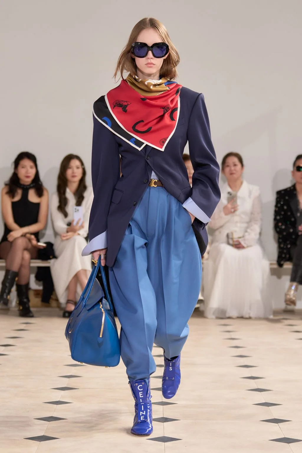 Túi Phantom biểu tượng Celine màu xanh