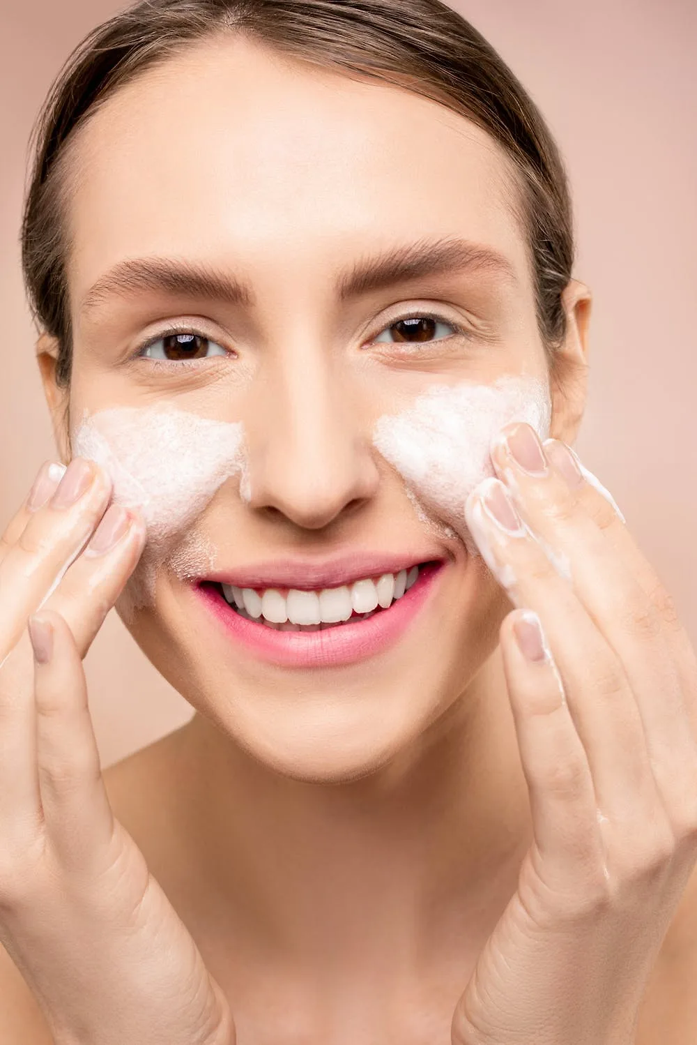 Đắp mặt nạ thiên nhiên cải thiện làn da thâm sạm.