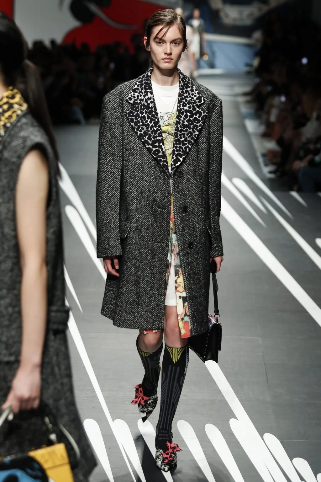 Prada Ready-to-wear Xuân 2018: Về những người phụ nữ mạnh mẽ, náo nhiệt và đầy sức quyến rũ Prada Ready-to-wear Xuân 2018: Về những người phụ nữ mạnh mẽ, náo nhiệt và đầy sức quyến rũ
