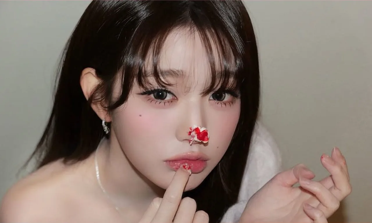 Cận cảnh đôi môi khô và bong nhẹ ở một cô gái trẻ, dấu hiệu cơ thể đang thiếu nước.