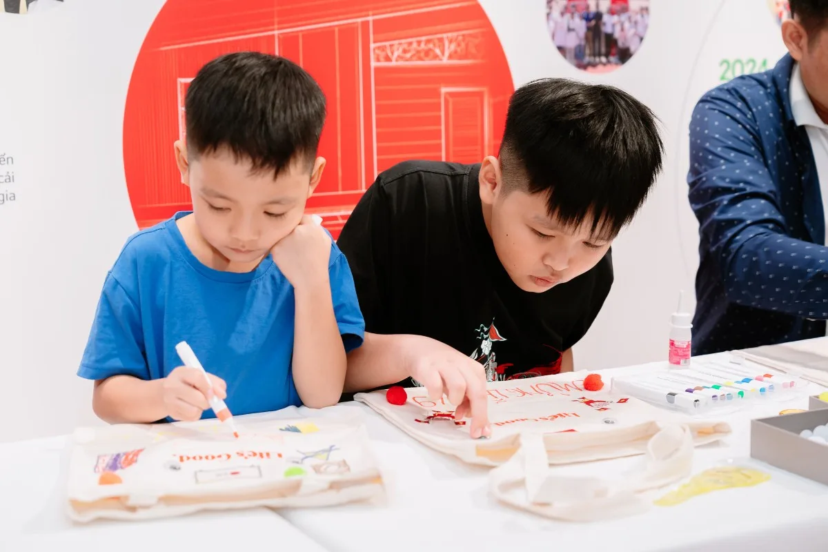 Nhiều em nhỏ cũng hào hứng tự trang trí túi tote cho riêng mình