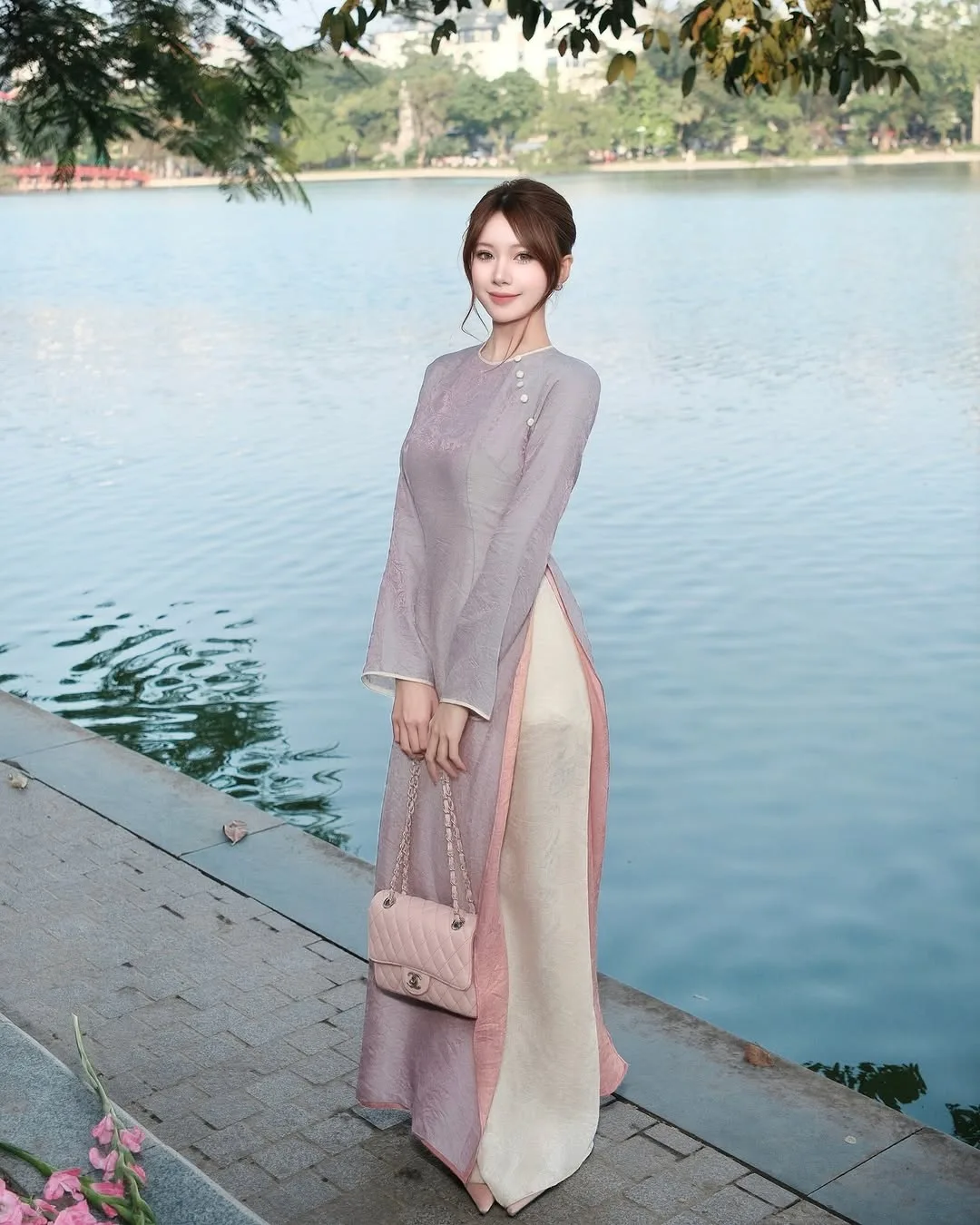 Công thức dịu ngọt tuyệt đối từ áo dài tím và quần trắng ngà.