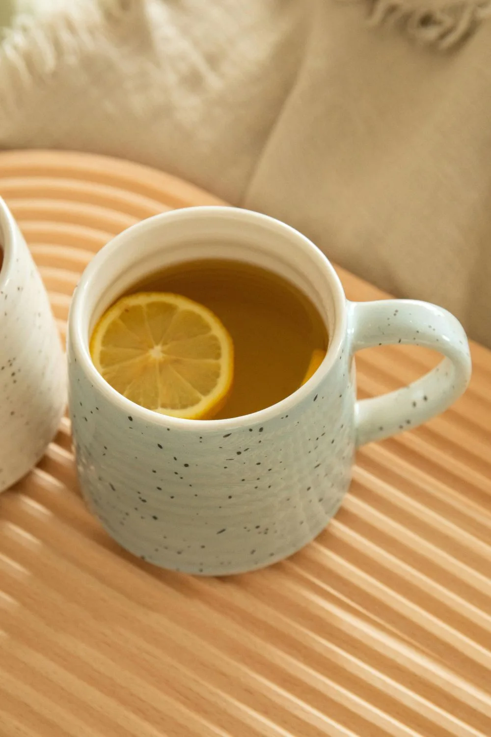nước ấm và chanh được đựng trong ly màu trắng, màu ảnh cozy, thanh lọc