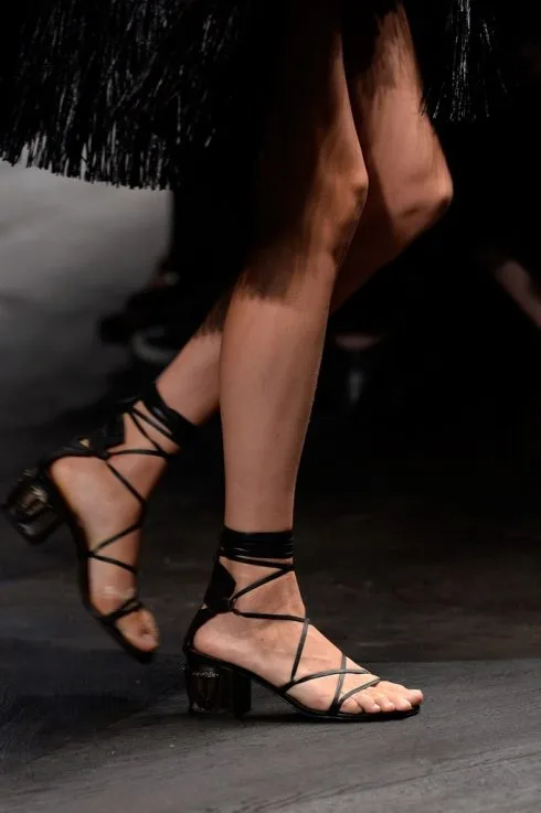 Mách bạn chọn các kiểu giày sandal nữ hot nhất hiện nay
