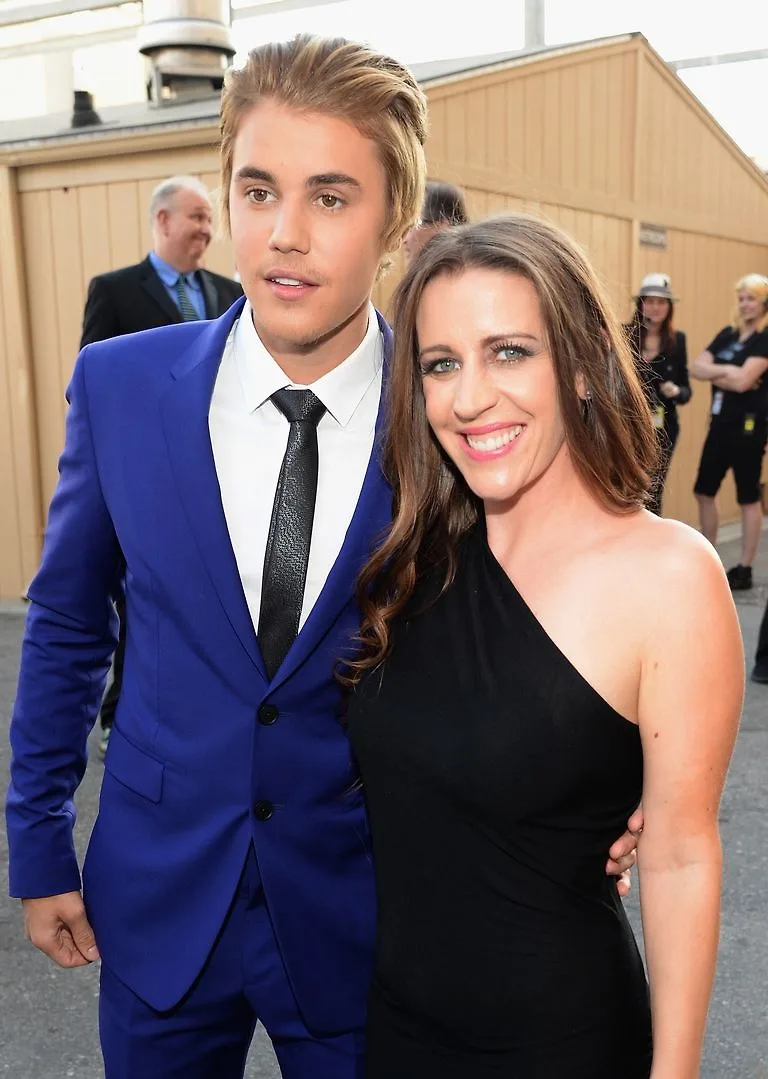 Không những ủng hộ, mẹ Justin Bieber còn hết lời khen ngợi Selena Gomez. http://www.elle.vn/wp-content/uploads/2017/12/11/Khong-nhung-ung-ho-me-Justin-bieber-con-het-loi-khen-ngoi-selena-gomez-1.jpg
